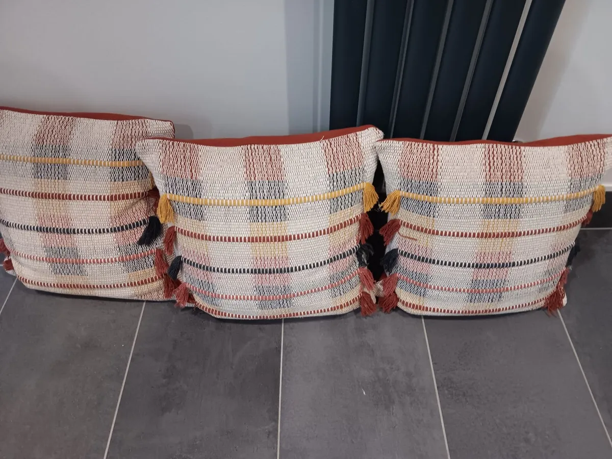 3 CUSHIONS