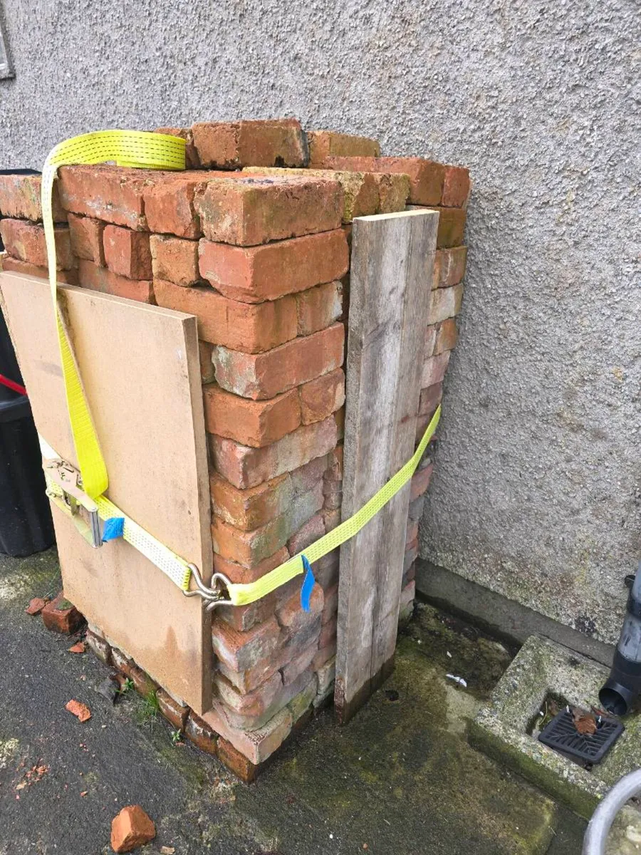 Reclaimed red brick - Image 1