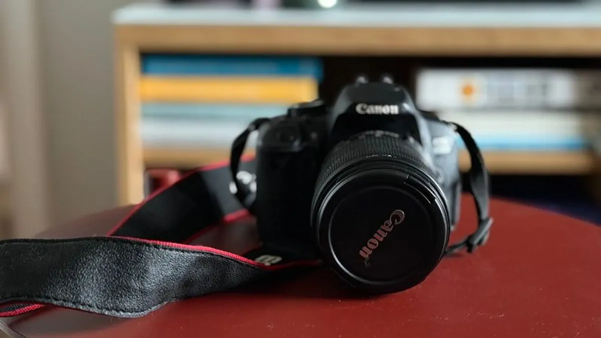 Canon EOS 650D DSLR + 18-135mm Lens + Canon Bag - Image 1