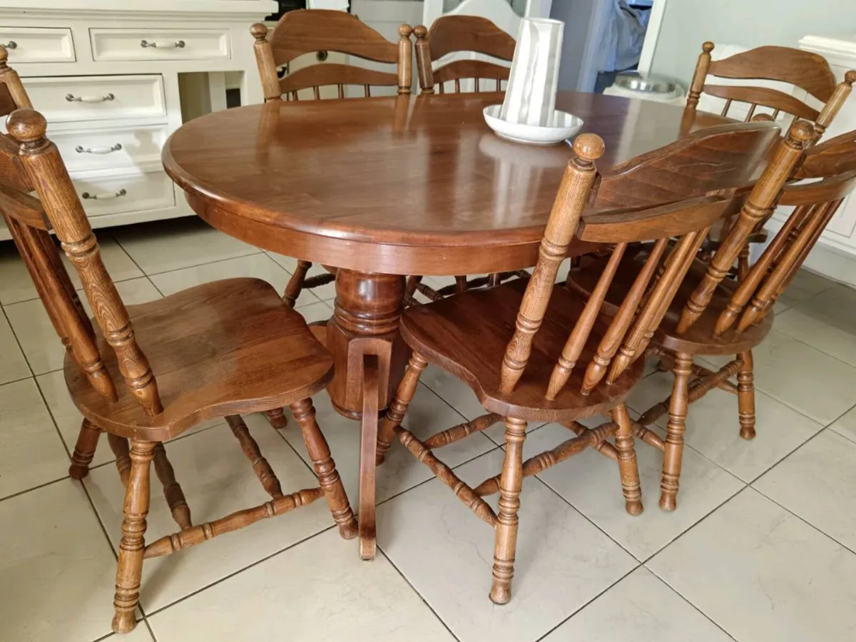 Table and chairs - Image 1