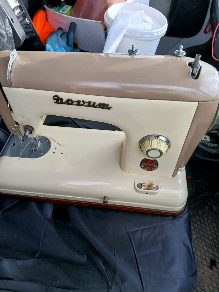 Vintage sewing machine - Image 1