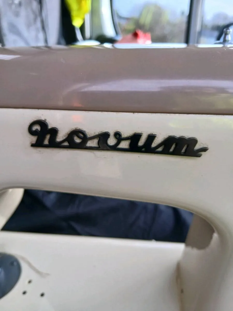 Vintage sewing machine - Image 2