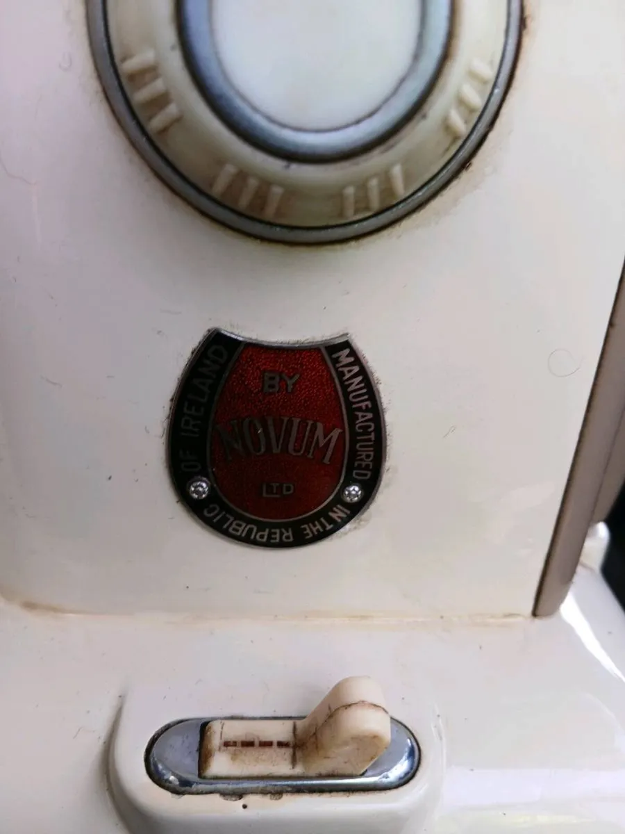 Vintage sewing machine - Image 3