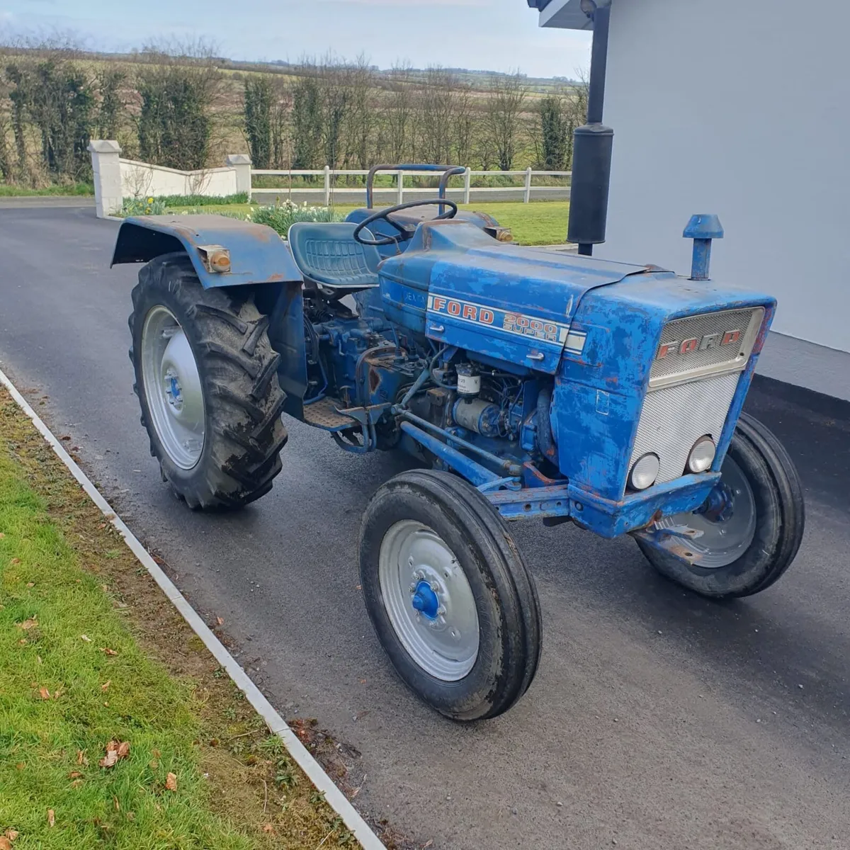Vintage tractor Ford 2000 - Image 1