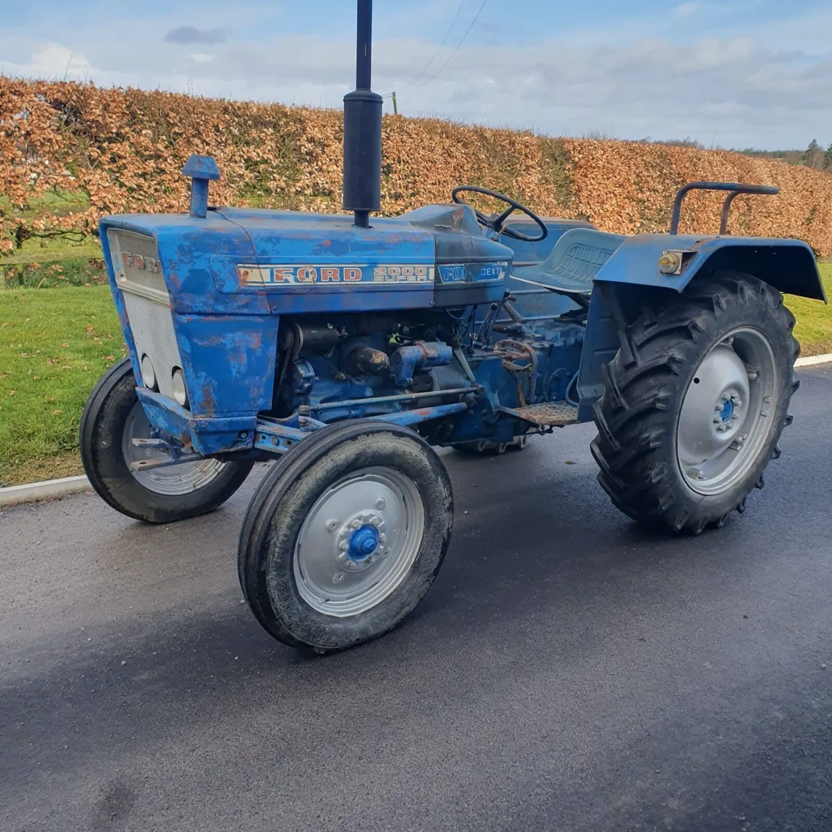 Vintage tractor Ford 2000 - Image 2