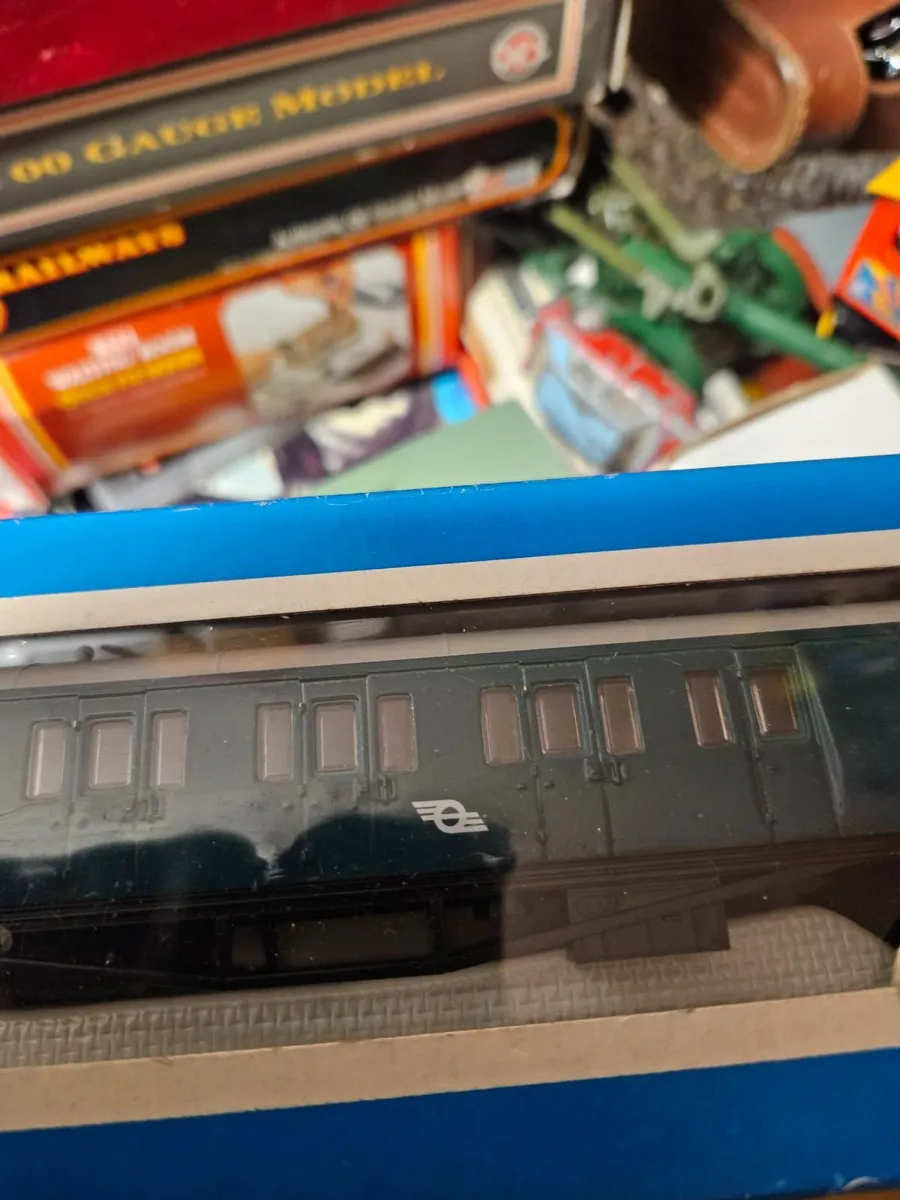 Hornby Airfix OO Gauge Irish Rail Carraige repaint - Image 1