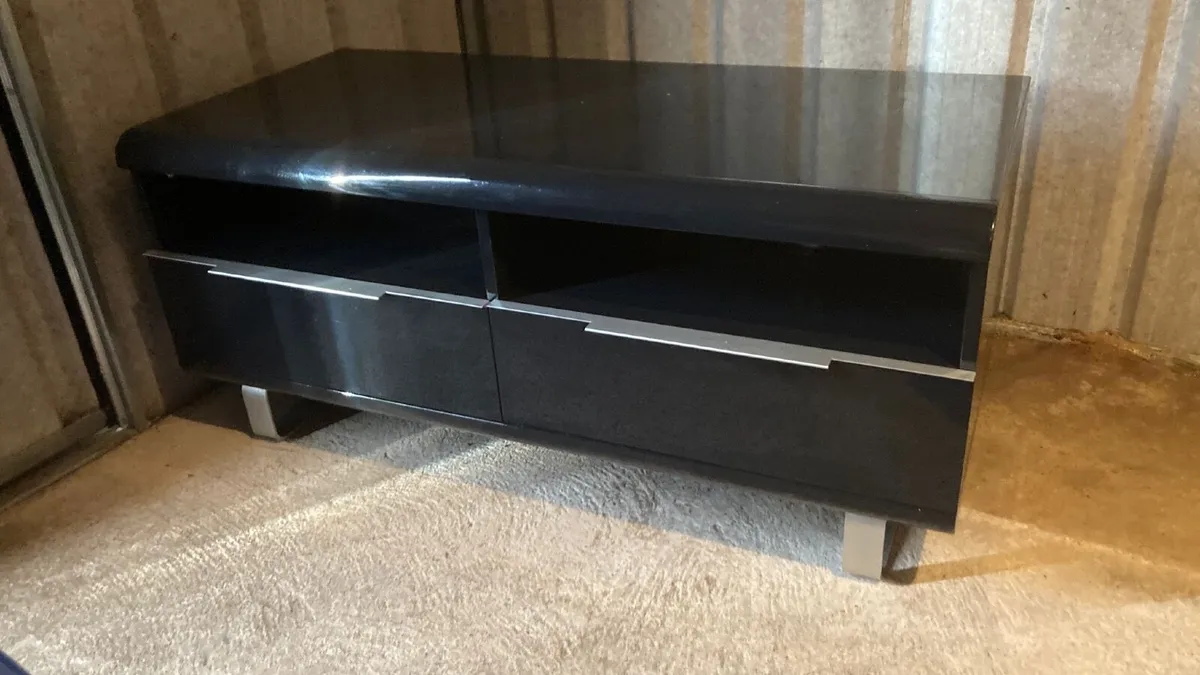 TV stand - Image 1