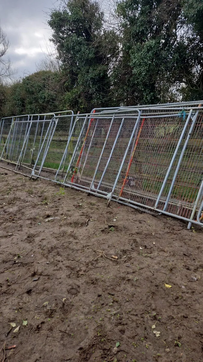 Builders Fencing and Brackets x33 - Image 1