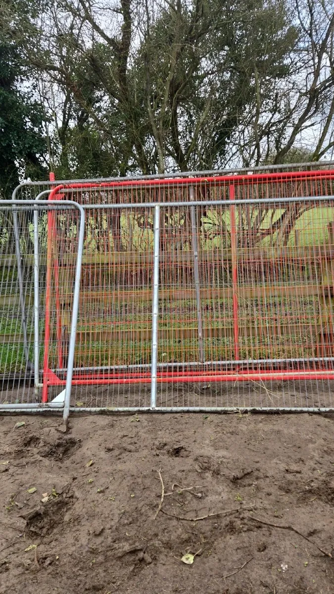 Builders Fencing and Brackets x33 - Image 2