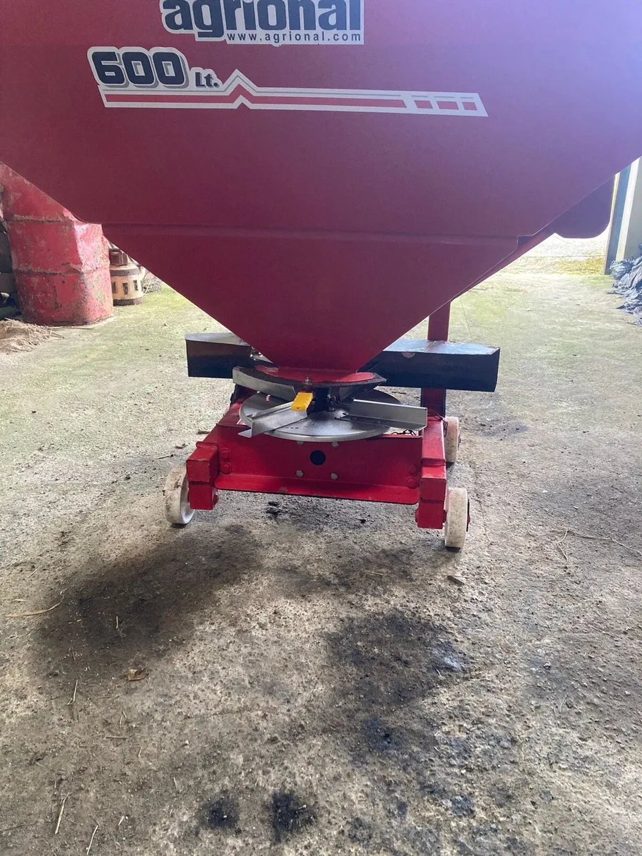 Single Disc Fertiliser Spreader - Image 3
