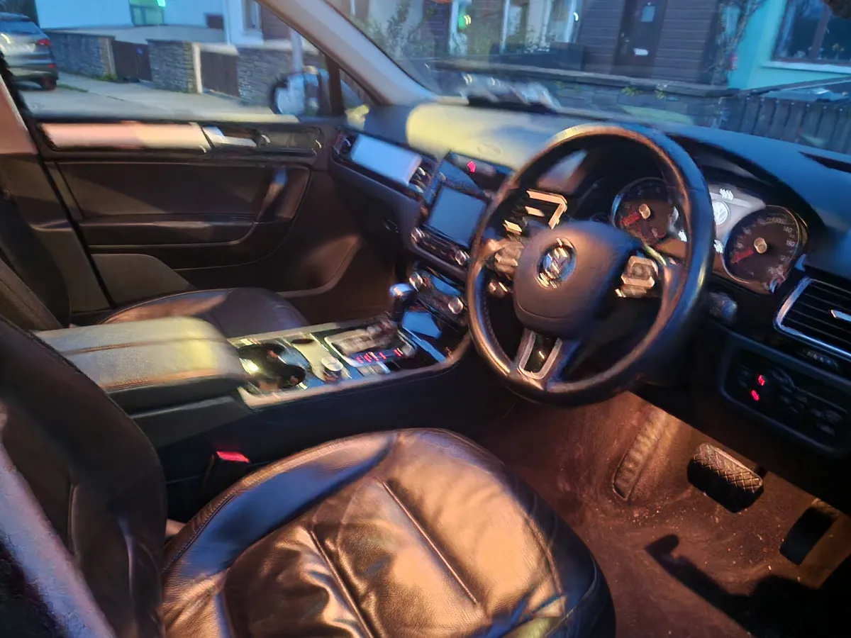 12 VW TOUAREG 3.0TDI 4X4 2SEATER FSH NEW DOE - Image 3