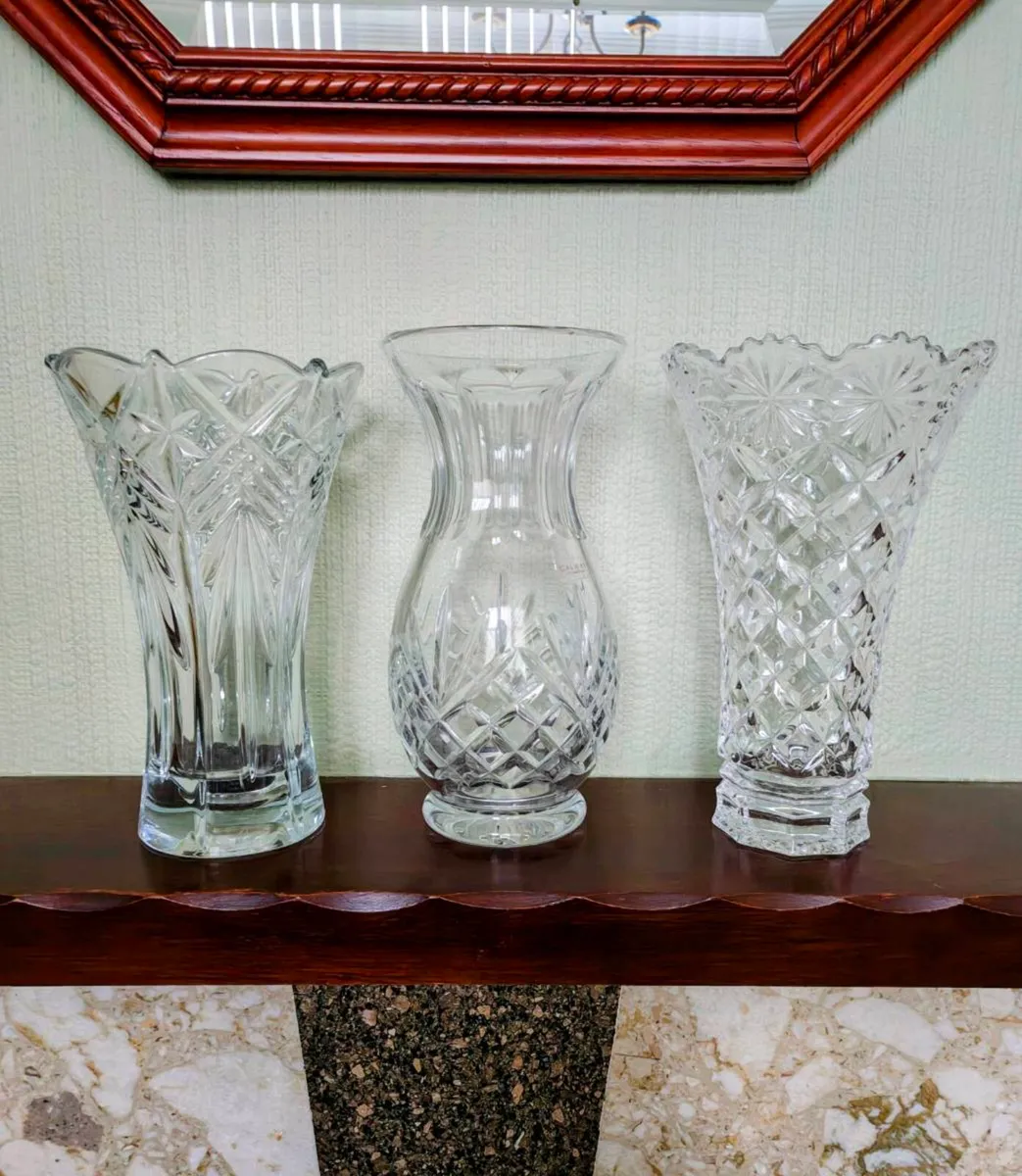 Set of 3 beautiful cut crystal vases - Image 1