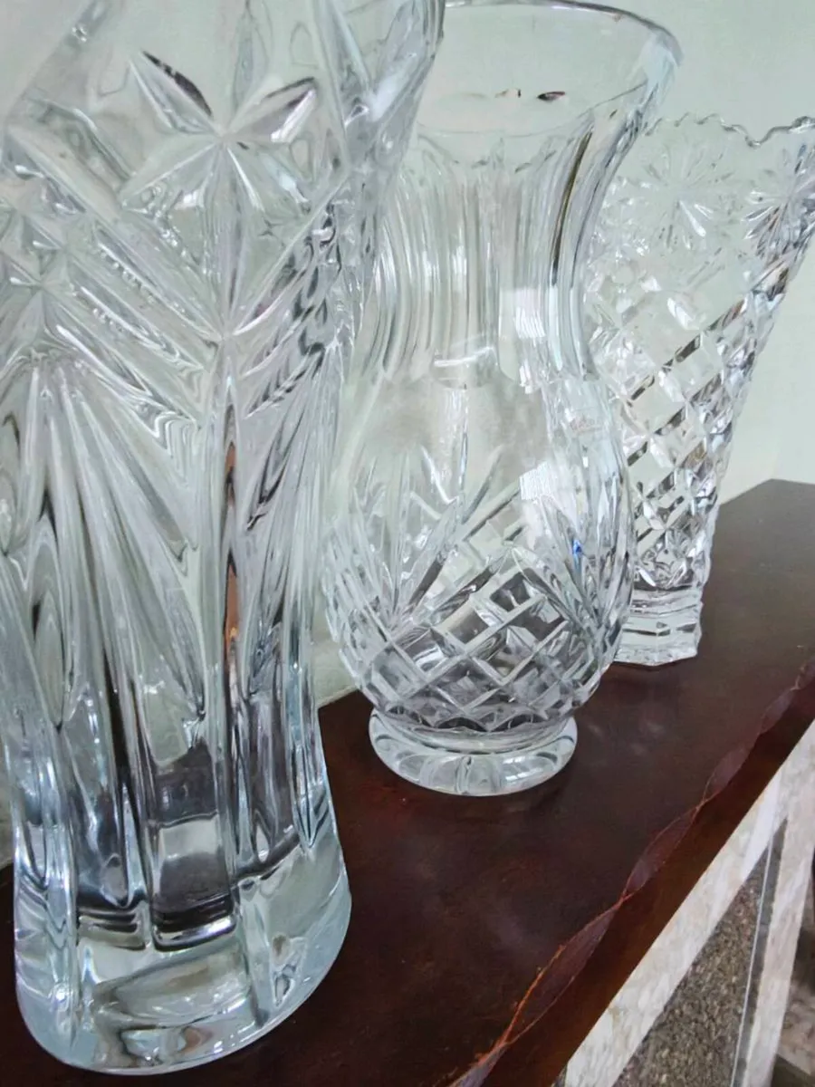 Set of 3 beautiful cut crystal vases - Image 3
