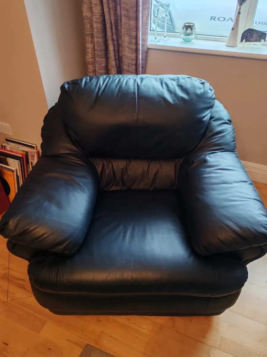 Three piece black Italian leather suite - Image 3