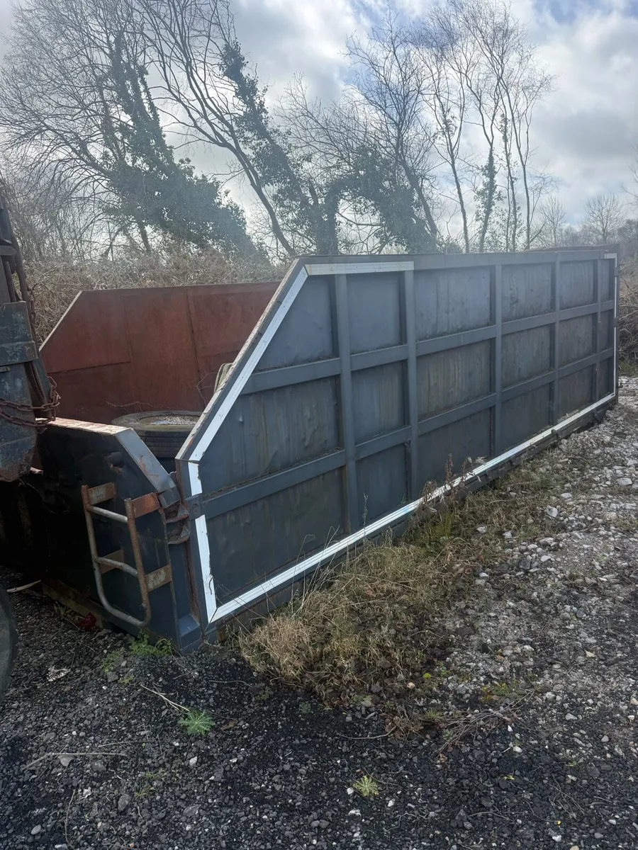 Scrap body 20ft long by 8 ft wide - Image 1