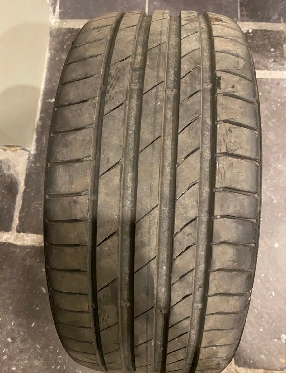 Kumho Tyre PS71 (235 / 35 / ZR19) - Image 2