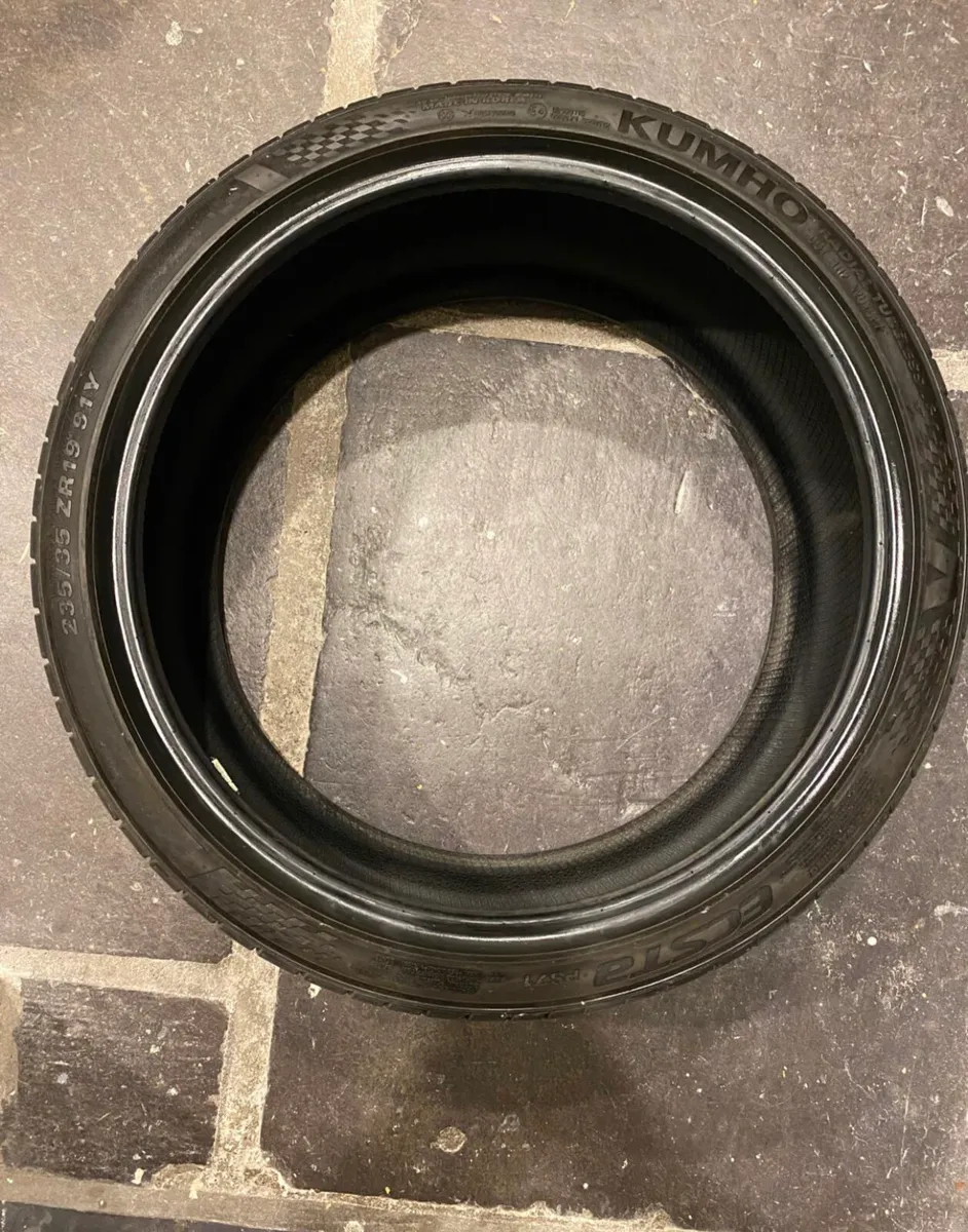 Kumho Tyre PS71 (235 / 35 / ZR19) - Image 1