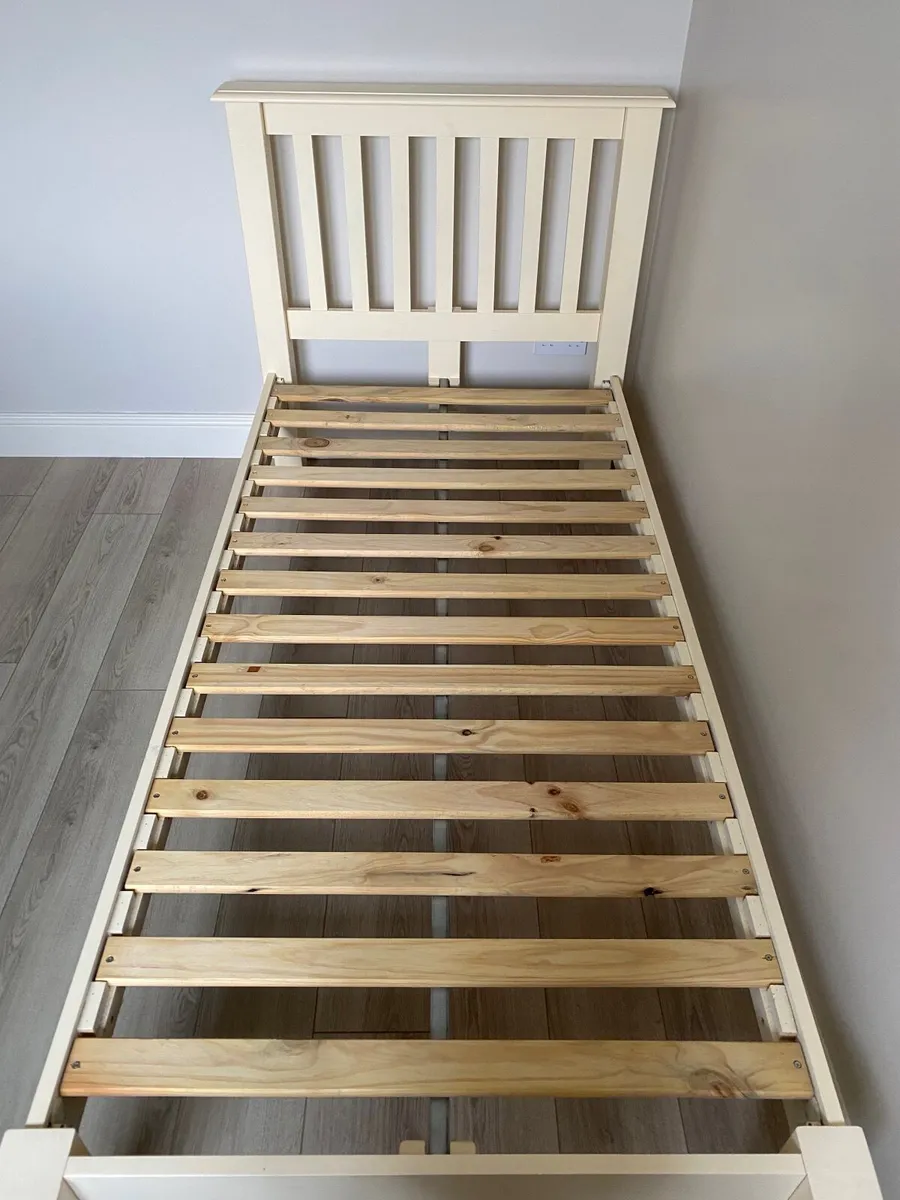 Single bed - Image 1