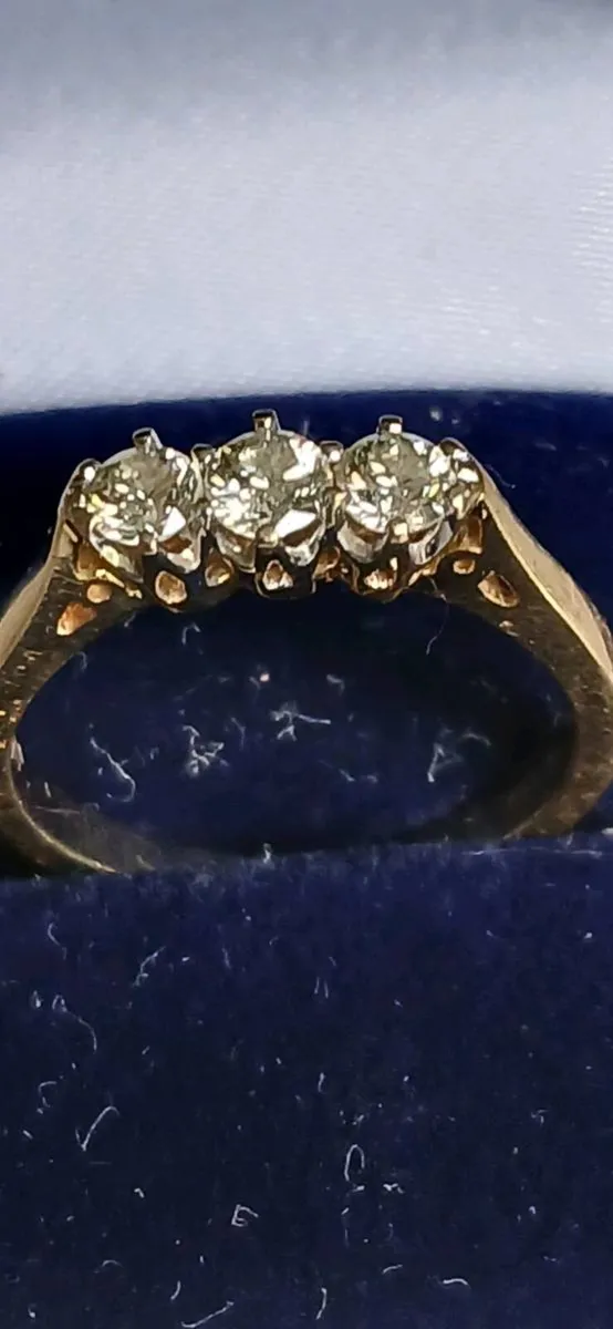 18ct diamond trilogy ring - Image 1