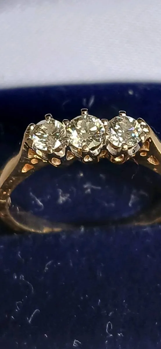 18ct diamond trilogy ring - Image 2