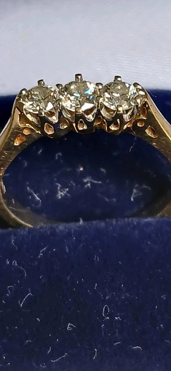 18ct diamond trilogy ring - Image 3