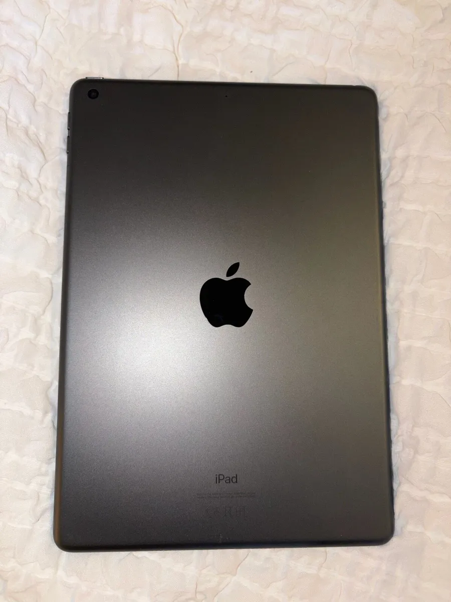 Apple Ipad 8th gen 32gb and Apple pencil 1st gen - Image 2