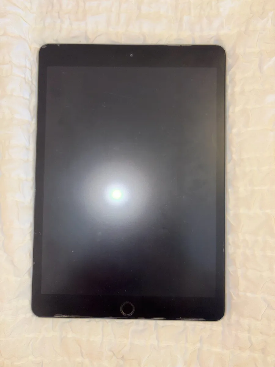 Apple Ipad 8th gen 32gb and Apple pencil 1st gen - Image 3