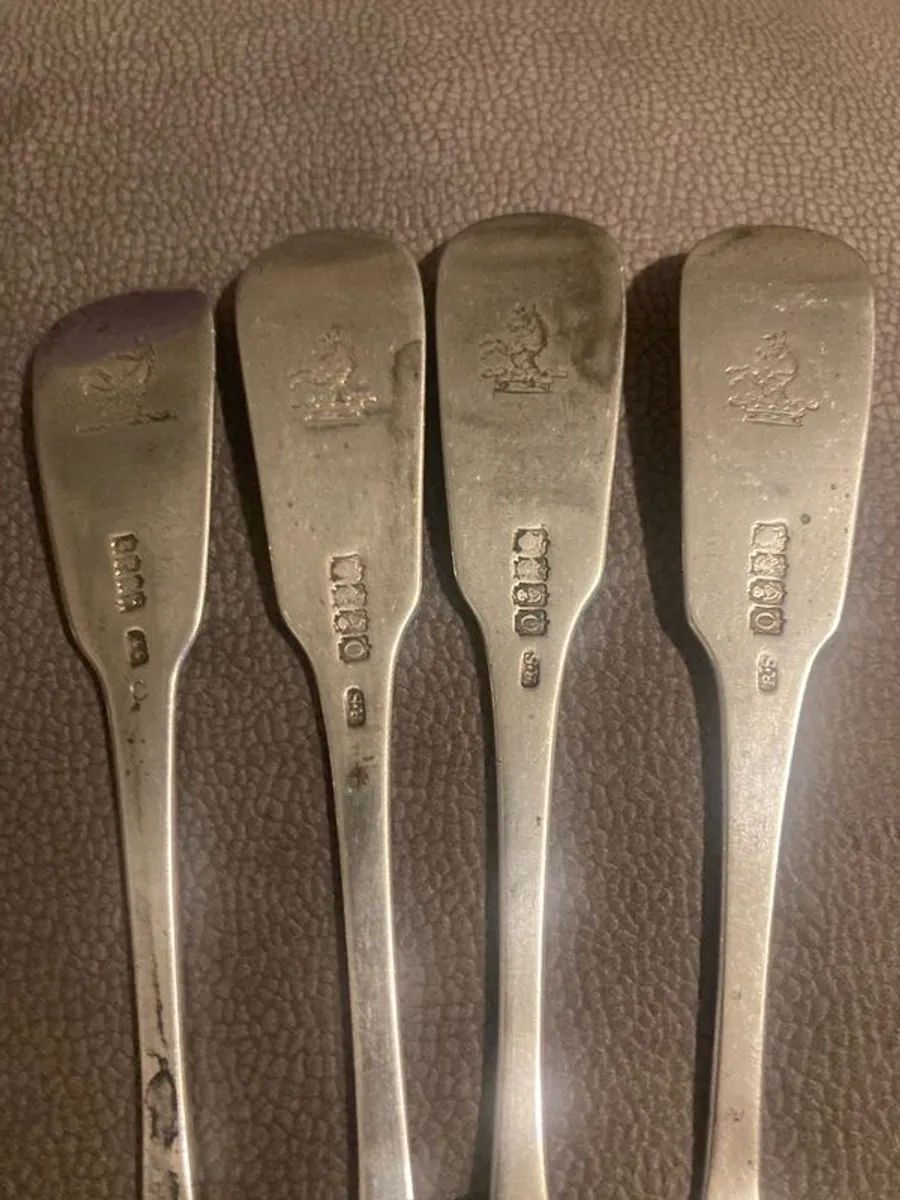 12 Irish sterling spoons made by Irish silversmiths in the early 1800s with clear full hallmarks all with the same family crest weighing 820 grams almost 29 ounces - Image 2