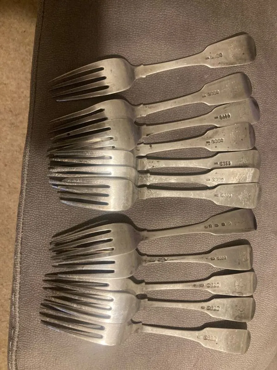 12 Irish sterling spoons made by Irish silversmiths in the early 1800s with clear full hallmarks all with the same family crest weighing 820 grams almost 29 ounces - Image 3