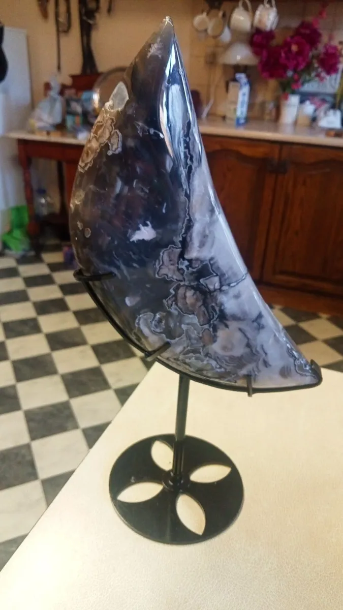 Stunning Crescent moon-shaped Crystal carving - Image 3