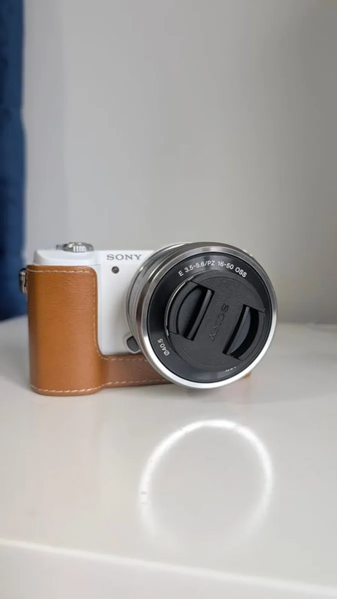 Sony A5100 Mirrorless Camera  16 50mm Kit Lens Like New Low shutter count - Image 2
