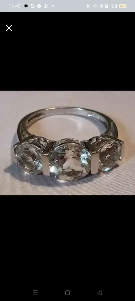 Beautiful 9ct White Gold Trilogy Dress Ring - Image 1