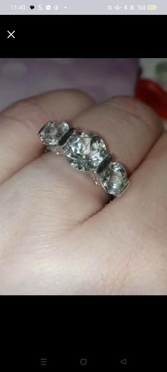 Beautiful 9ct White Gold Trilogy Dress Ring - Image 2