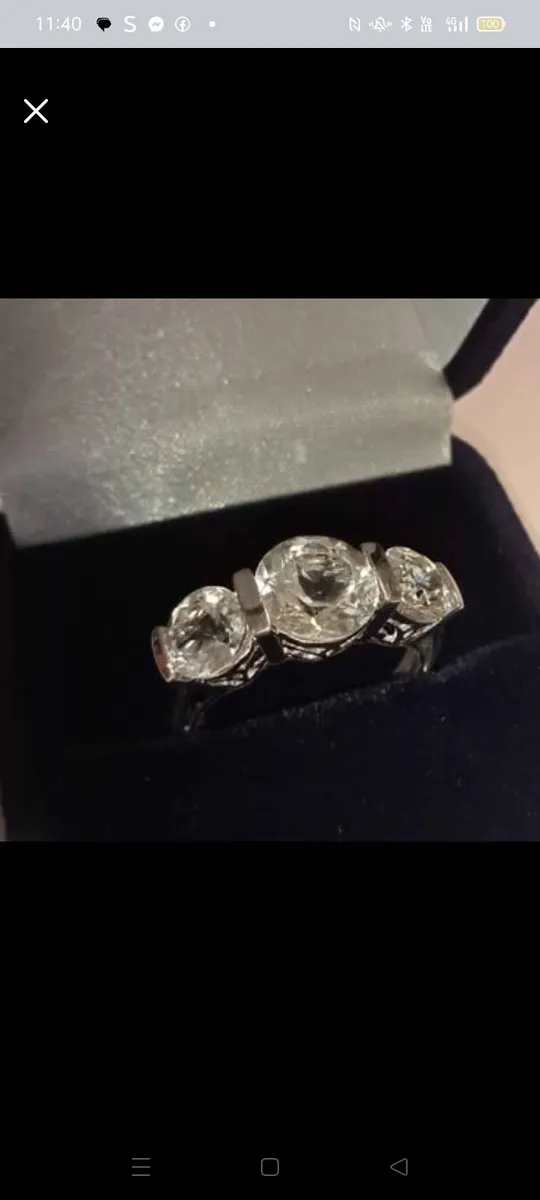 Beautiful 9ct White Gold Trilogy Dress Ring - Image 3