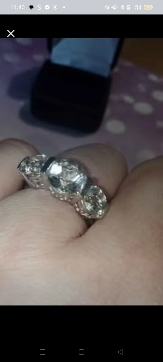Beautiful 9ct White Gold Trilogy Dress Ring - Image 4