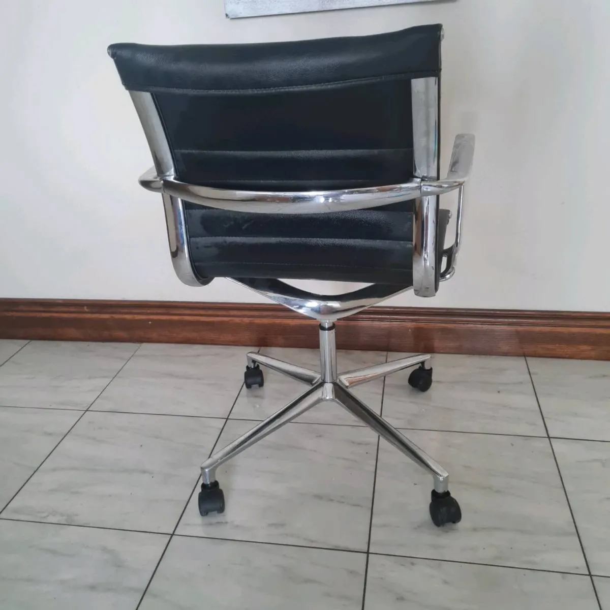 Leather executive meeting chairs on castors - Image 3