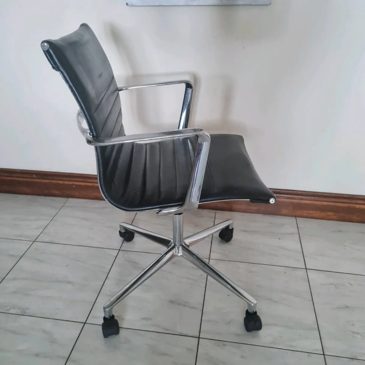 Leather executive meeting chairs on castors - Image 4