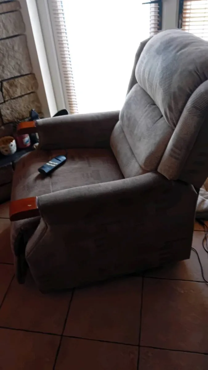 Rise and recycling chair - Image 4