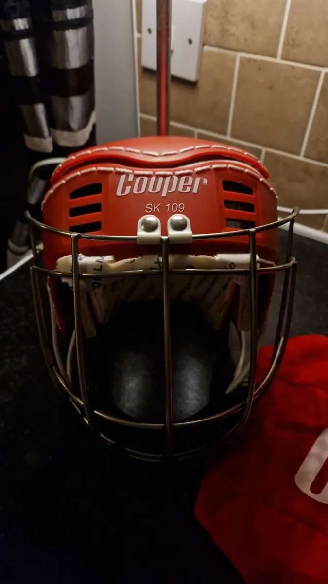 Hurling helmet - Image 1