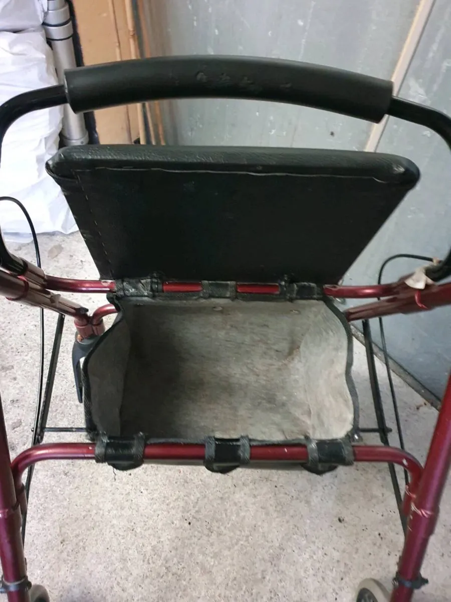 4 wheeled aluminium rollator/walker - Image 3