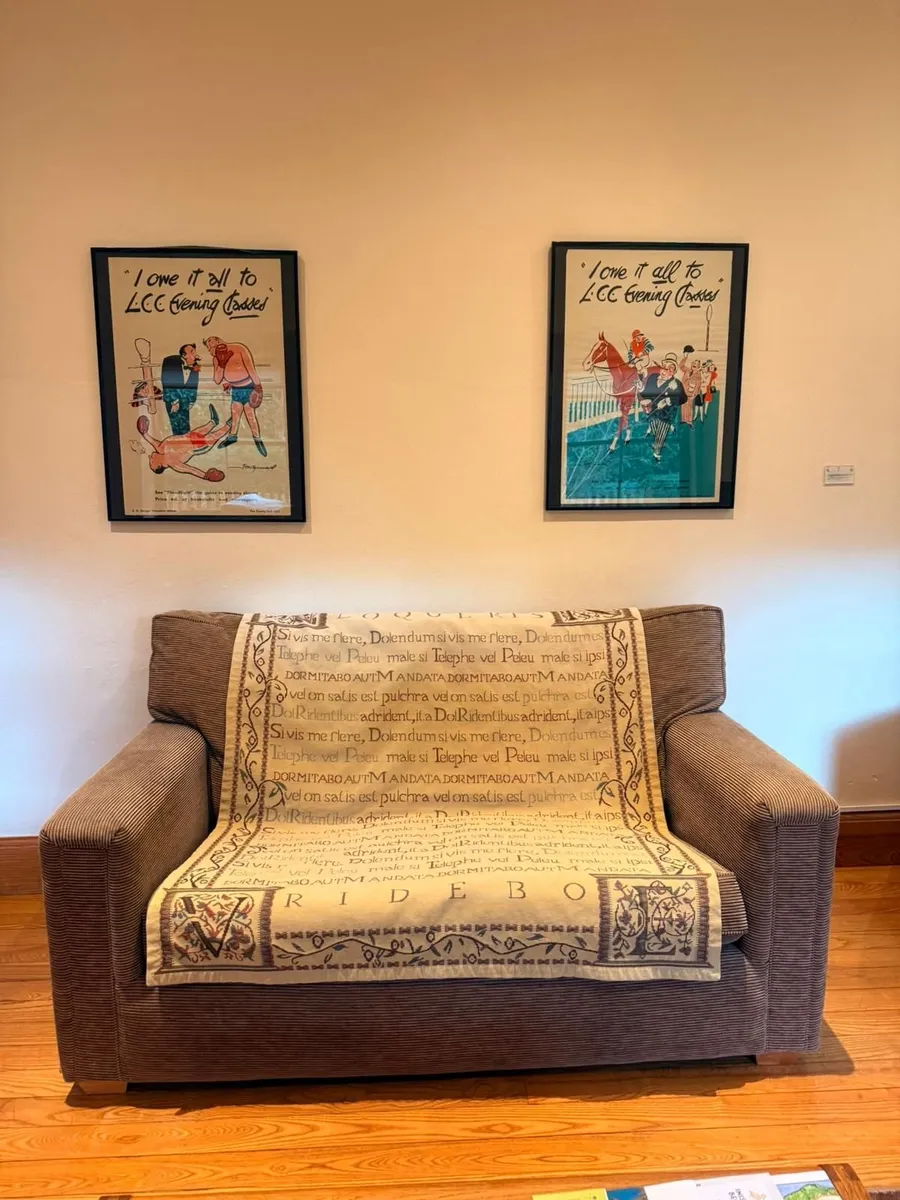 Three piece suite - Image 1