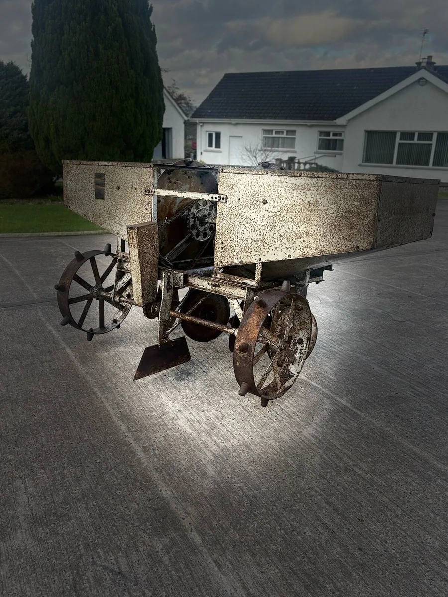 Massey Ferguson potato planter - Image 1