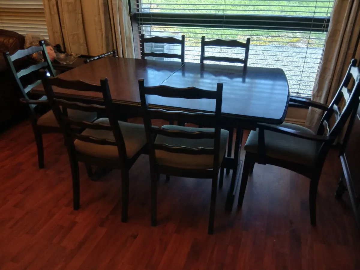 Table & Chairs / dresser - Image 1