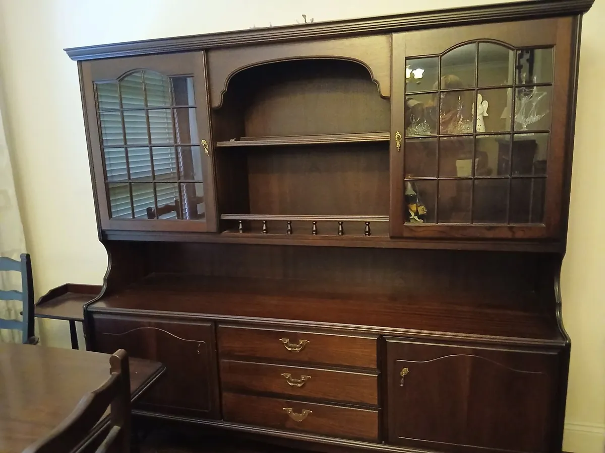 Table & Chairs / dresser - Image 2