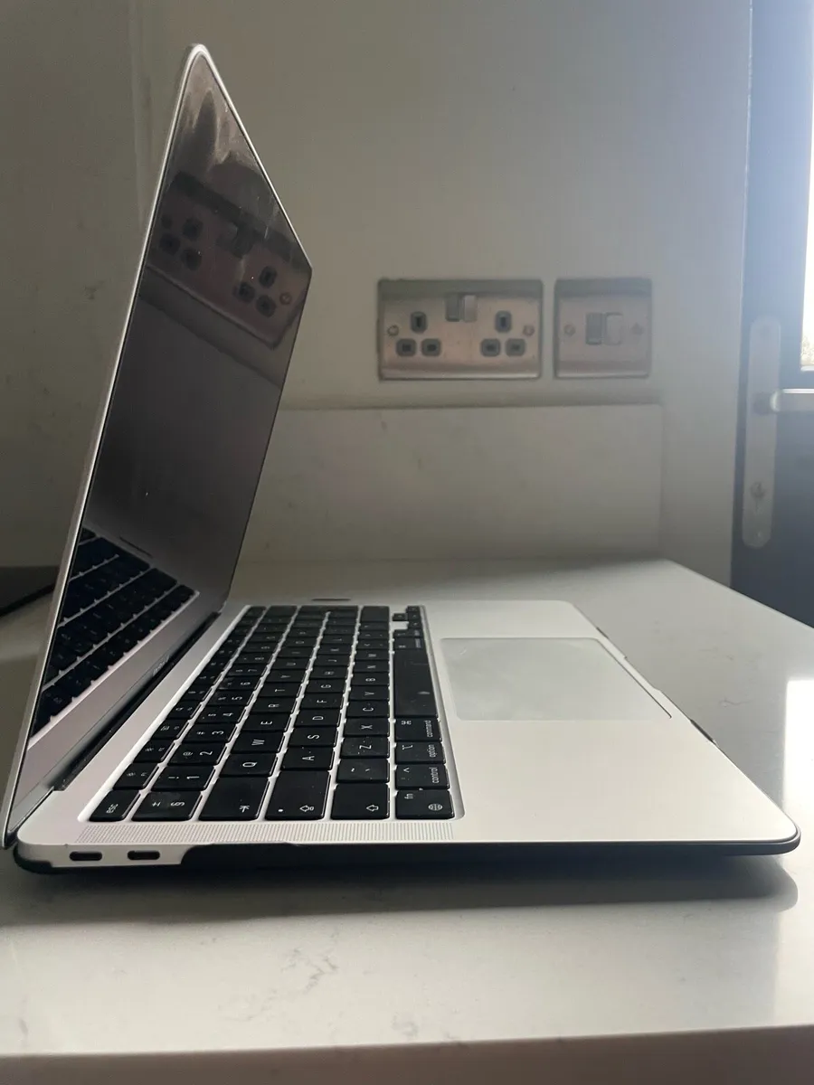 MacBook Air - Image 4