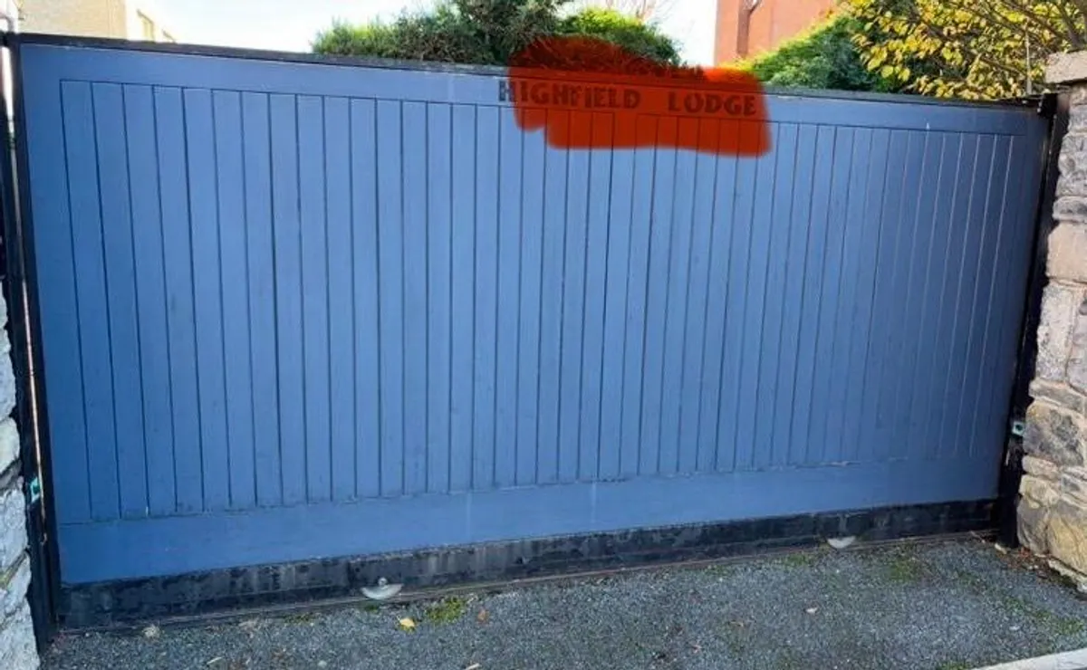 Sliding gate - solid wood - Image 1