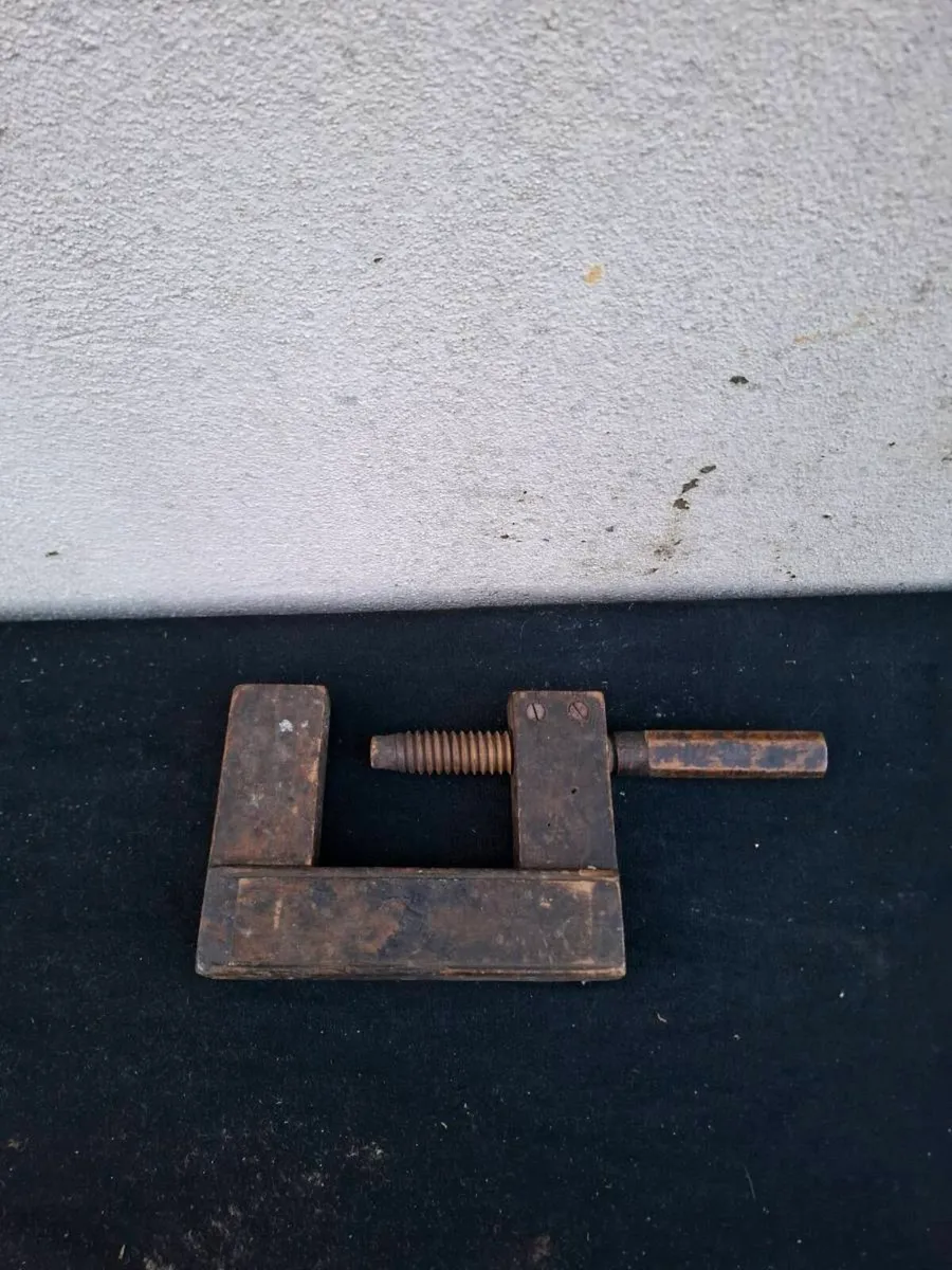 Old wood clamp - Image 1