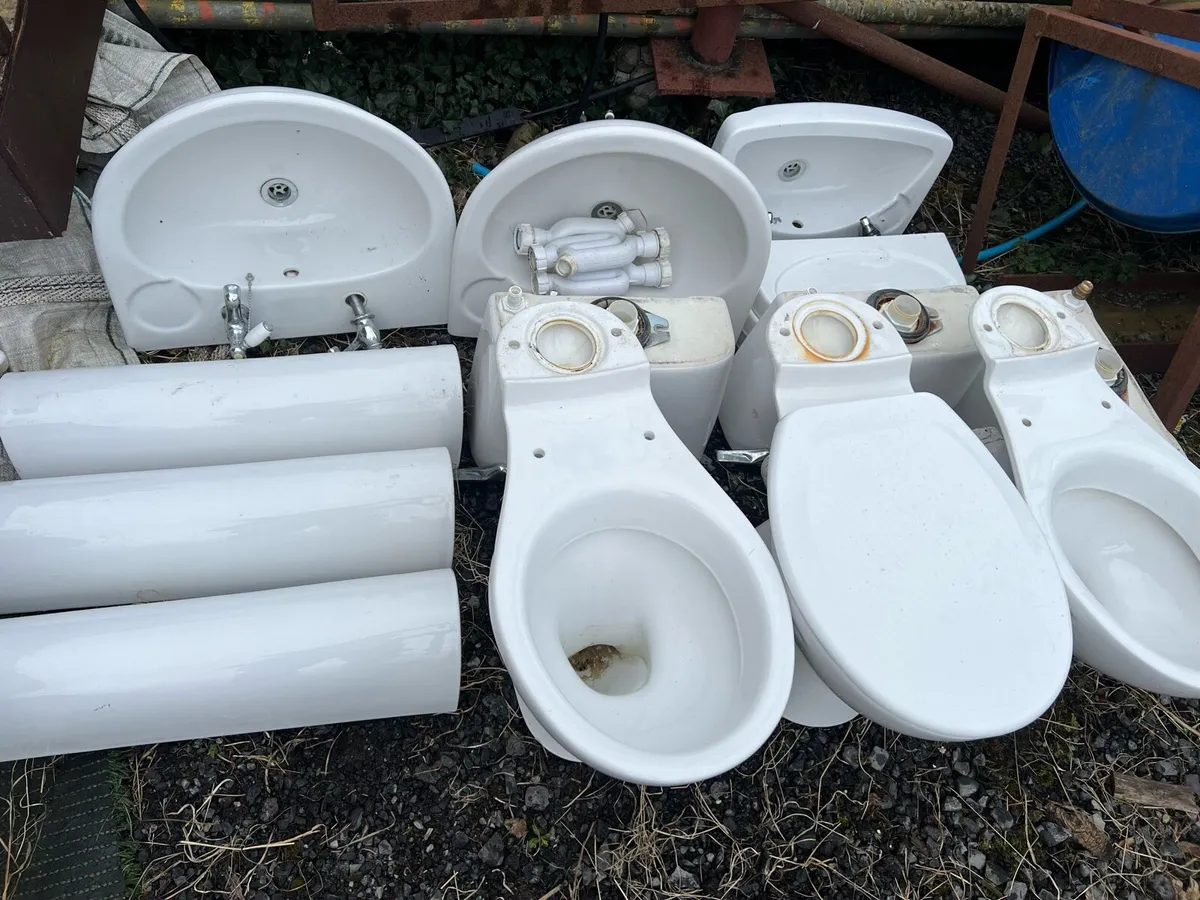 Toilets and sinks - Image 2