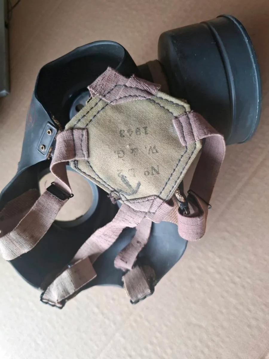 Ww2 gas mask - Image 3
