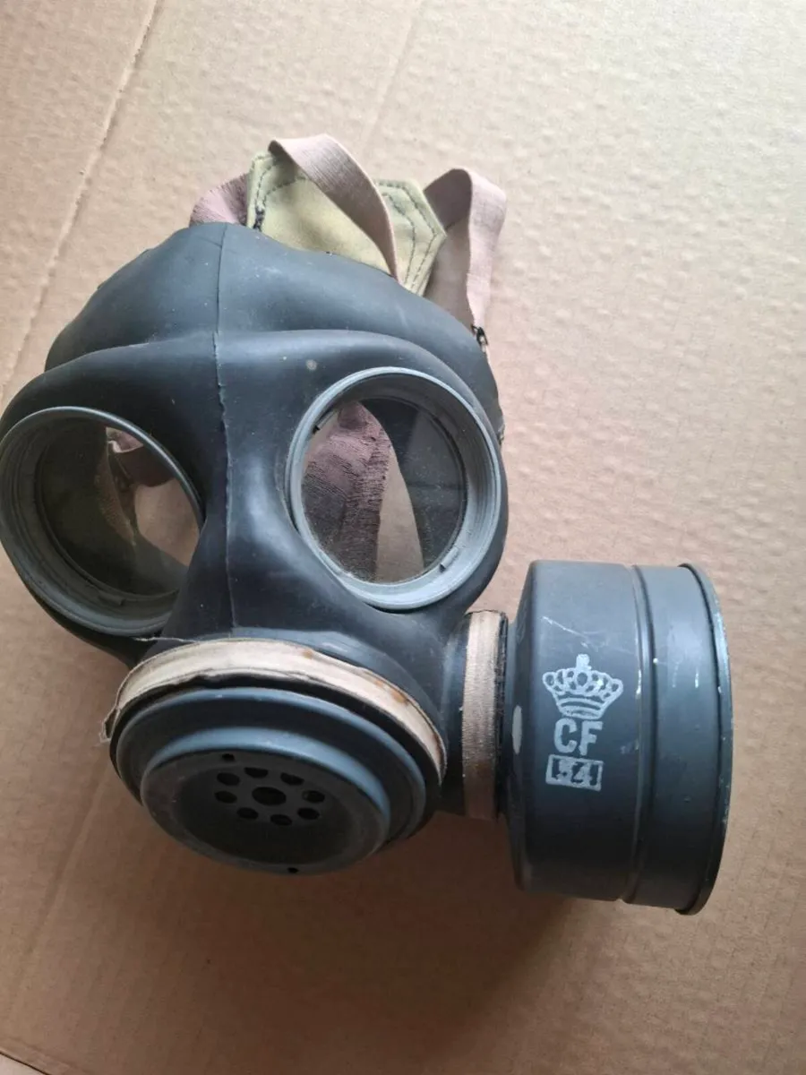Ww2 gas mask - Image 1